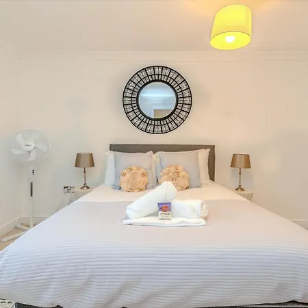 Southville Garden Flat, Private Entrance Apartment