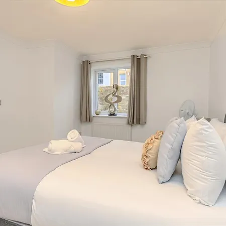 Southville Garden Flat, Private Entrance Apartment *