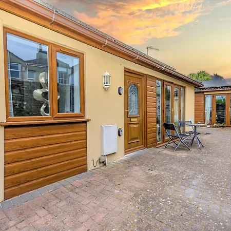 Southville Garden Flat, Private Entrance *