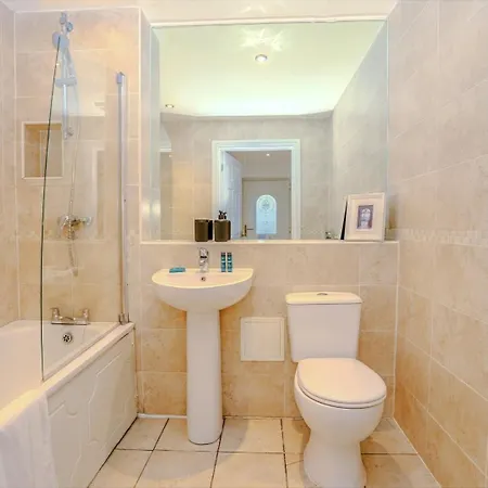 Southville Garden Flat, Private Entrance Apartment
